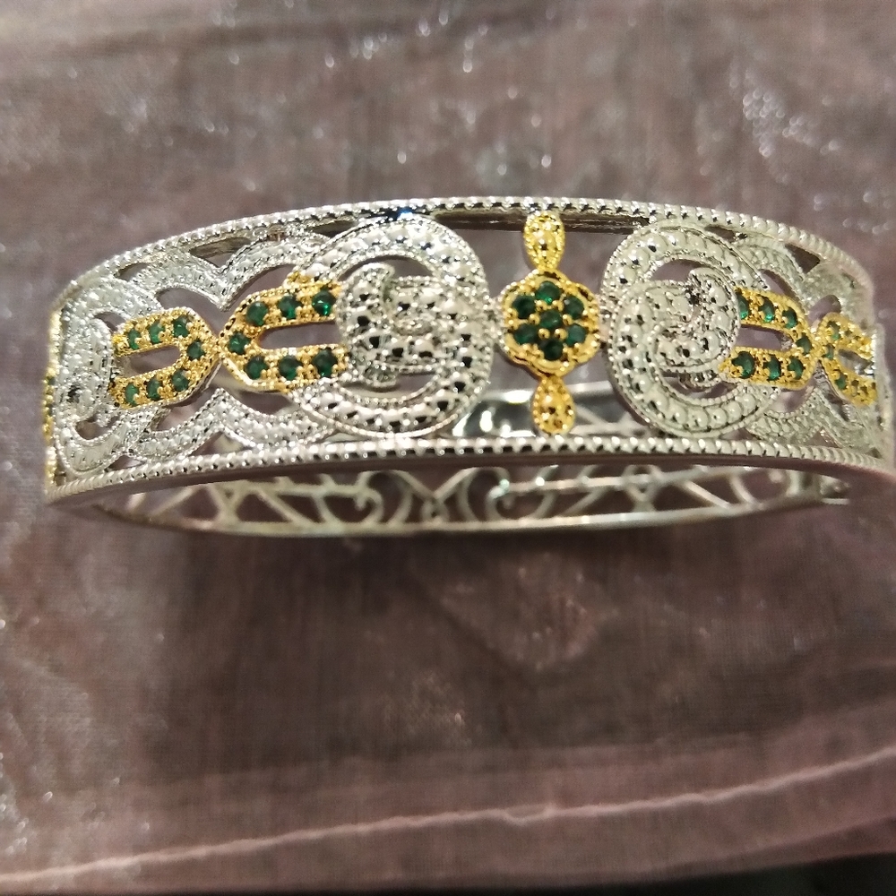 Two-Tone Filigree 1 carat Emerald Bangle Bracelet